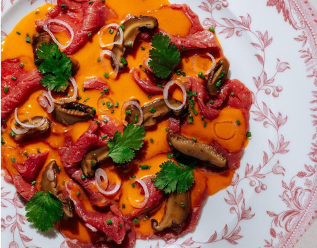 Карпаччо из говядины с шиитаке и соусом кимчи